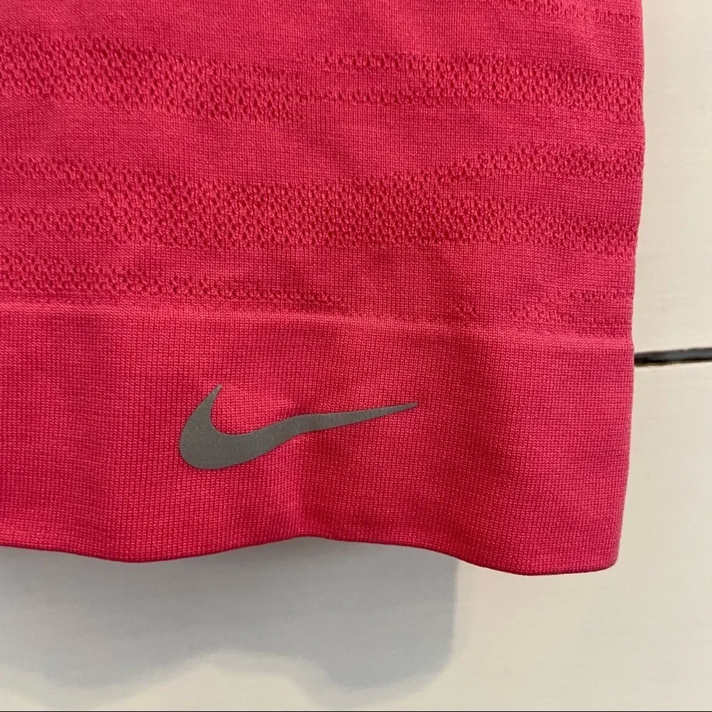 Nike Dri-Fit Seamless Short Sleeve Running Shirt. Size Small. EUC